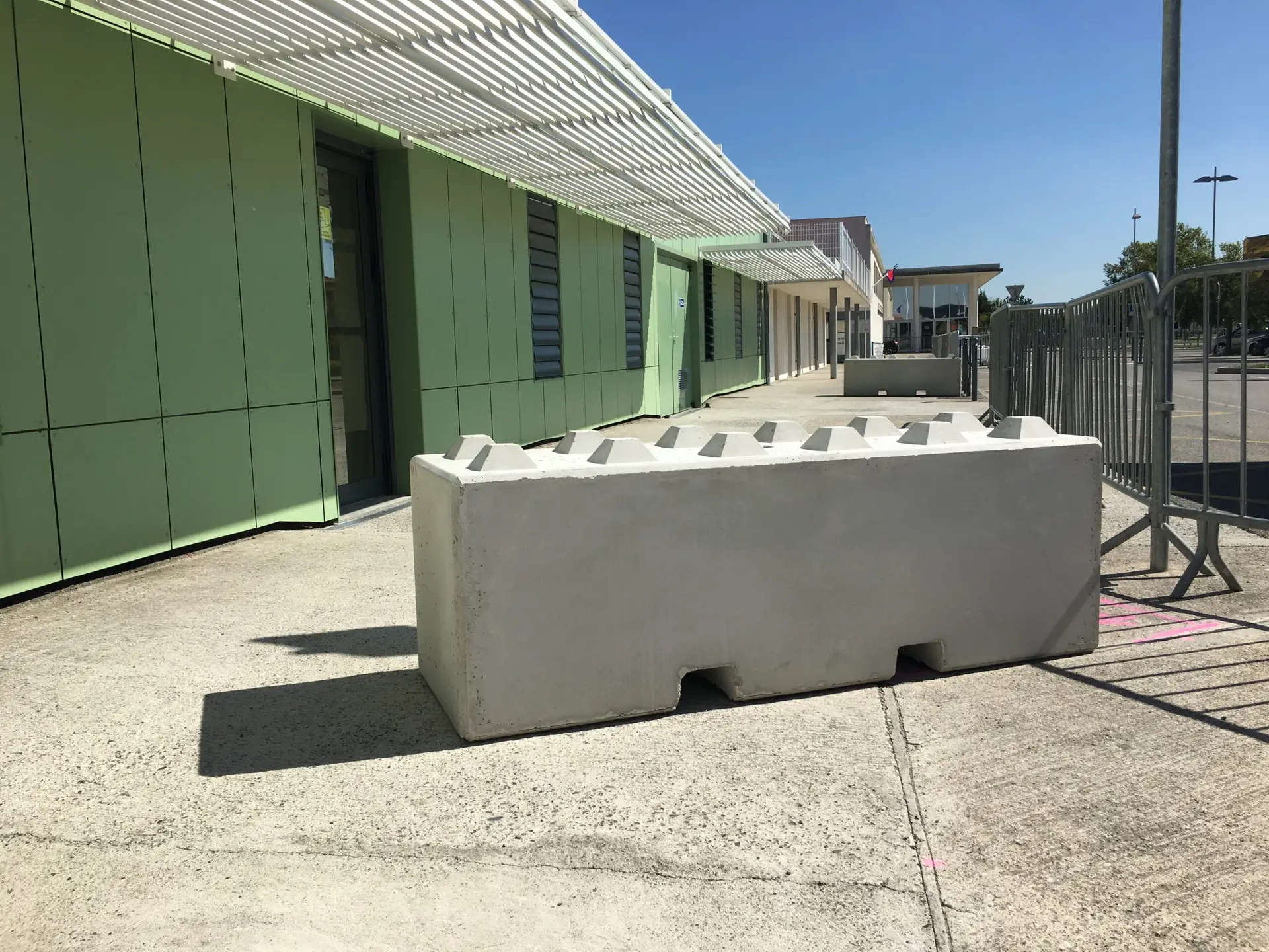 Blocs béton empilables sur site industriel