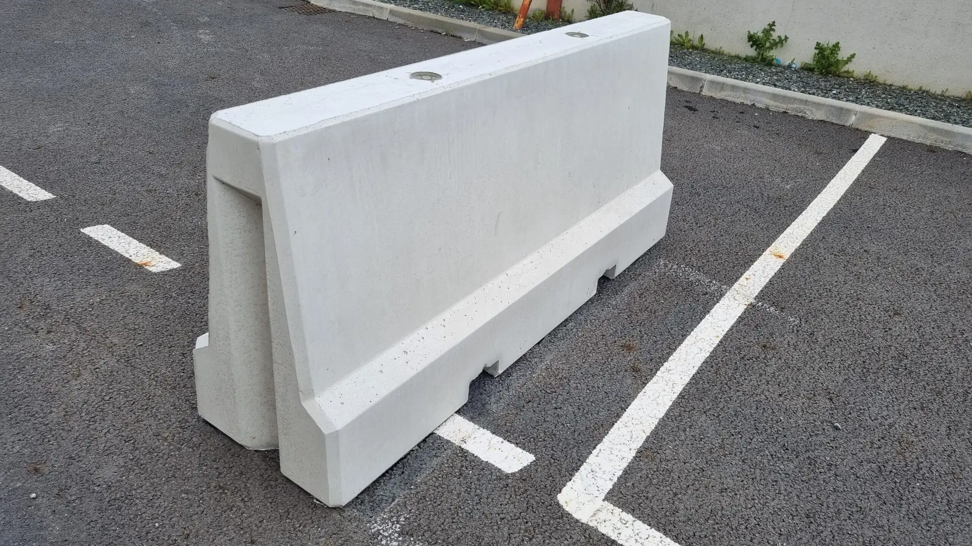 Glissière béton de sécurité GBS installée sur parking