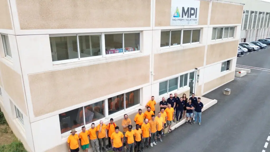 Équipe MPI devant les locaux administratifs à Graulhet