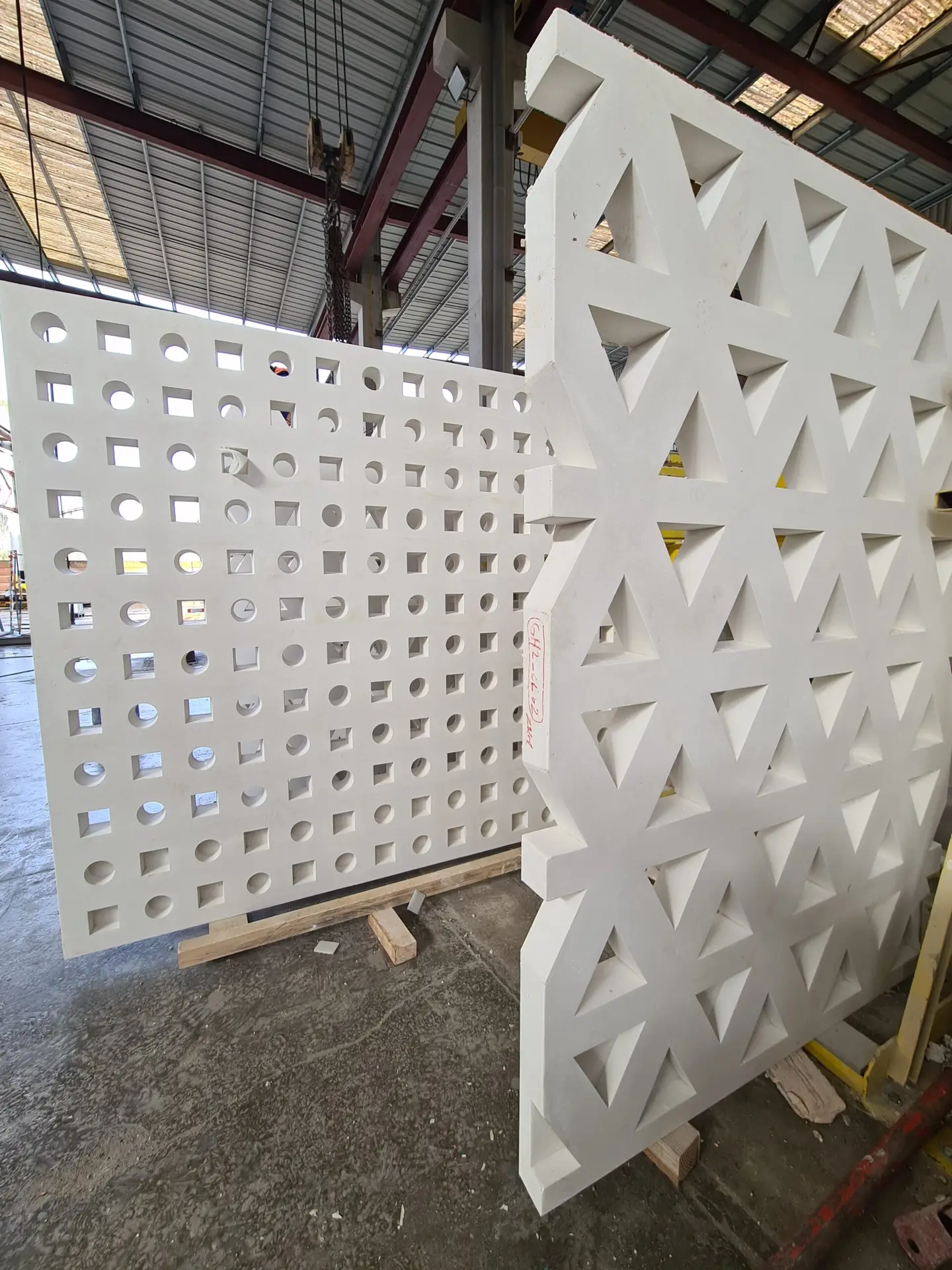 Claustras et moucharabiehs en béton préfabriqué en atelier MPI