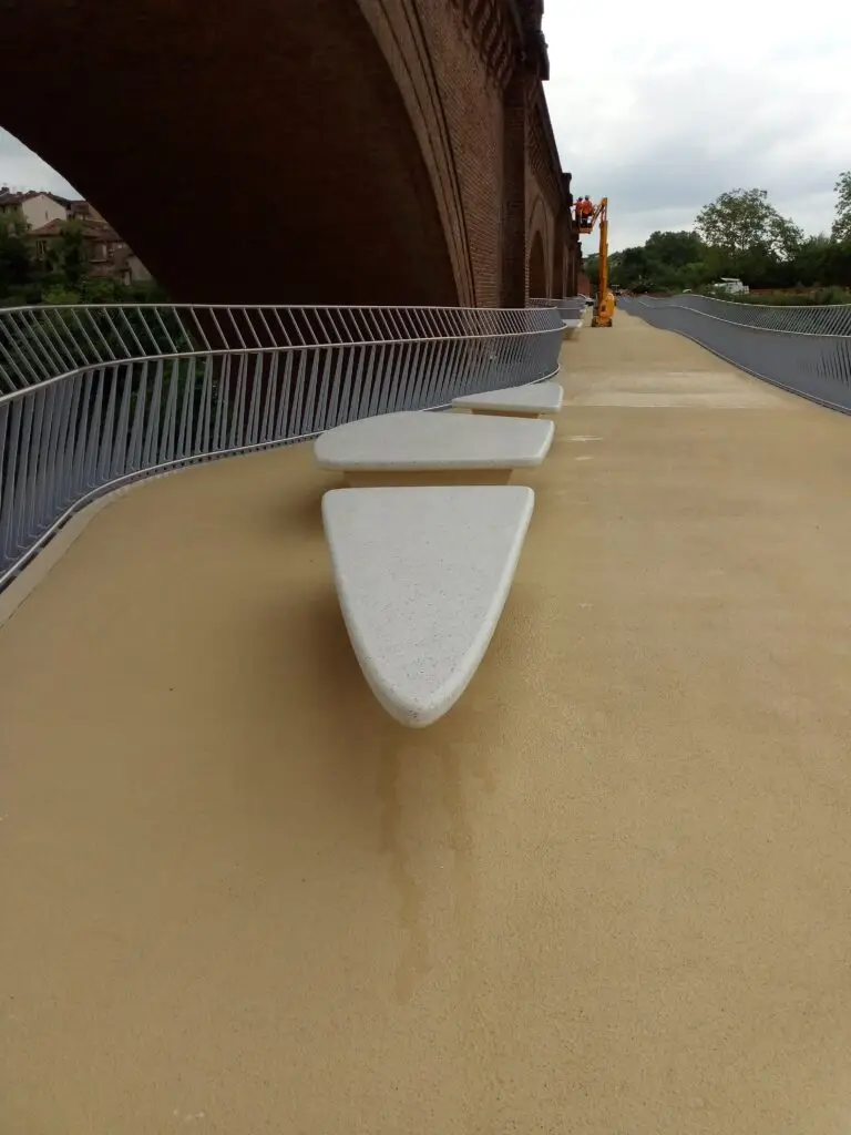 Banc en béton préfabriqué installé sur la passerelle d'Albi